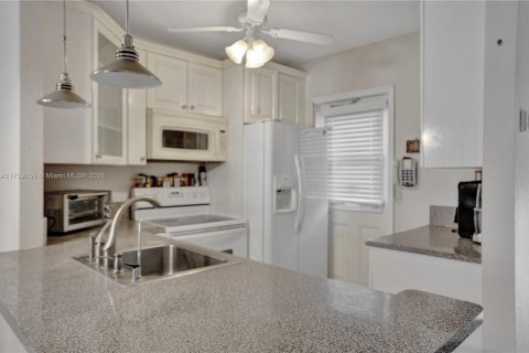 Condo in Lauderdale Lakes, Florida, 2 bedrooms  № 1811227 - photo 4