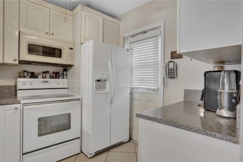 Condo in Lauderdale Lakes, Florida, 2 bedrooms  № 1811227 - photo 2
