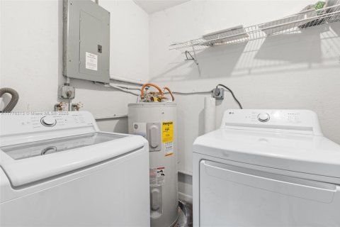 Casa en venta en Fort Lauderdale, Florida, 3 dormitorios, 90.58 m2 № 1702064 - foto 21
