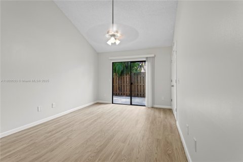 Townhouse in West Palm Beach, Florida 3 bedrooms, 95.41 sq.m. № 1766587 - photo 3