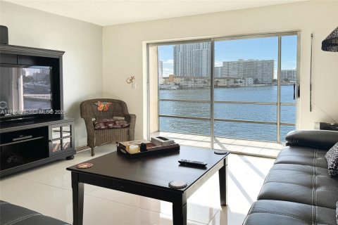 Copropriété à vendre à Hallandale Beach, Floride: 1 chambre, 82.68 m2 № 2001761 - photo 2