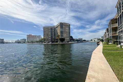 Copropriété à vendre à Hallandale Beach, Floride: 1 chambre, 82.68 m2 № 2001761 - photo 16