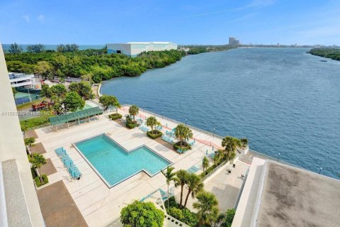 Condominio en venta en Sunny Isles Beach, Florida, 3 dormitorios, 145.86 m2 № 1702356 - foto 9