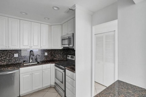 Condominio en venta en Sunny Isles Beach, Florida, 3 dormitorios, 145.86 m2 № 1702356 - foto 19