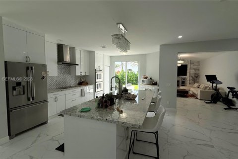 House in Pembroke Pines, Florida 5 bedrooms, 261.43 sq.m. № 1995401 - photo 8