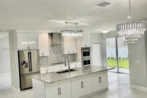 House in Pembroke Pines, Florida 5 bedrooms, 261.43 sq.m. № 1995401 - photo 7