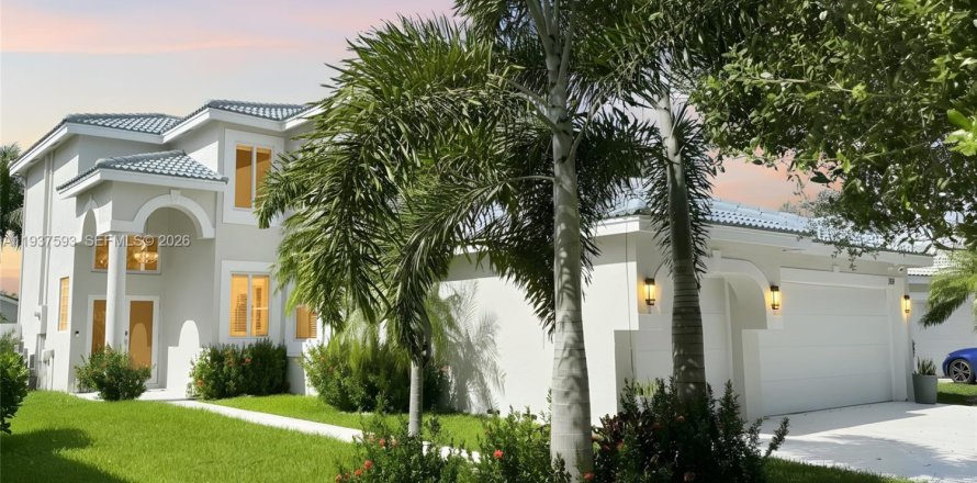 House in Pembroke Pines, Florida 5 bedrooms, 261.43 sq.m. № 1995401