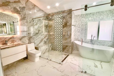 House in Pembroke Pines, Florida 5 bedrooms, 261.43 sq.m. № 1995401 - photo 10