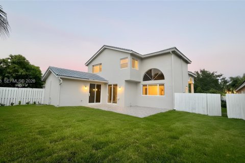 House in Pembroke Pines, Florida 5 bedrooms, 261.43 sq.m. № 1995401 - photo 2