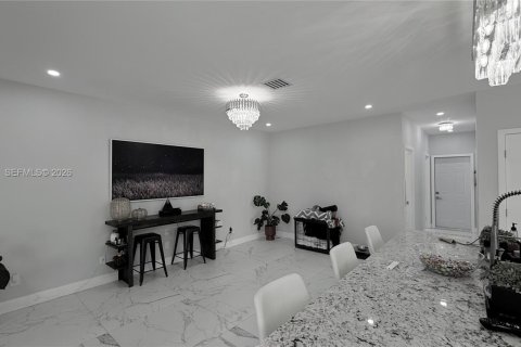 House in Pembroke Pines, Florida 5 bedrooms, 261.43 sq.m. № 1995401 - photo 9