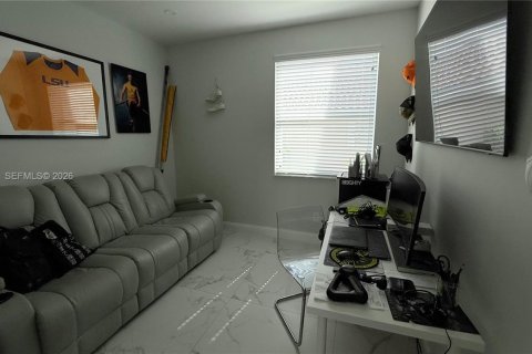 House in Pembroke Pines, Florida 5 bedrooms, 261.43 sq.m. № 1995401 - photo 5