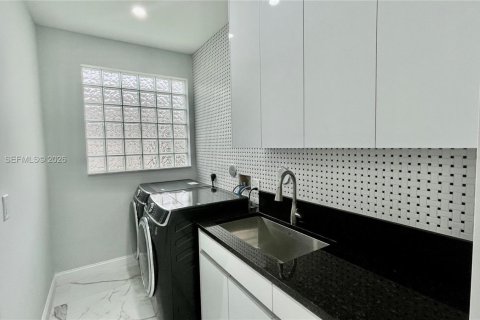 House in Pembroke Pines, Florida 5 bedrooms, 261.43 sq.m. № 1995401 - photo 11