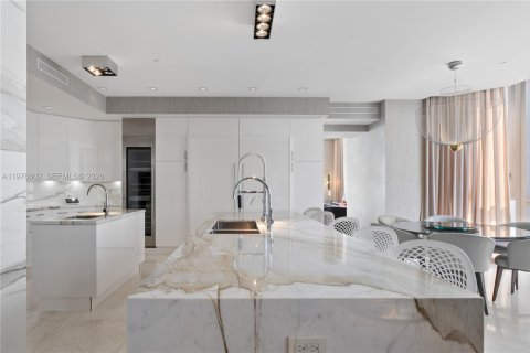 Condo in Sunny Isles Beach, Florida, 4 bedrooms  № 2040530 - photo 28