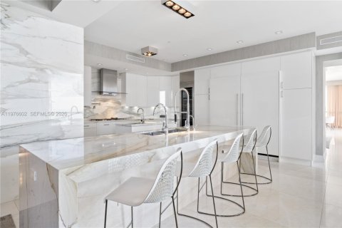 Condo in Sunny Isles Beach, Florida, 4 bedrooms  № 2040530 - photo 29