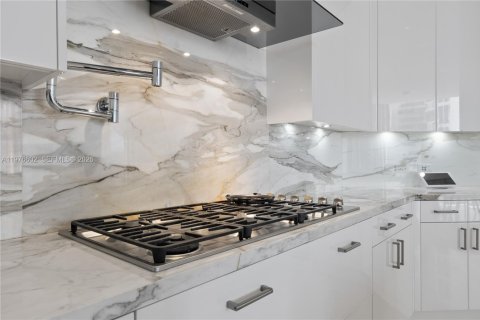 Condo in Sunny Isles Beach, Florida, 4 bedrooms  № 2040530 - photo 25