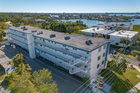 Condo in Belleair Bluffs, Florida, 2 bedrooms  № 2143172 - photo 2