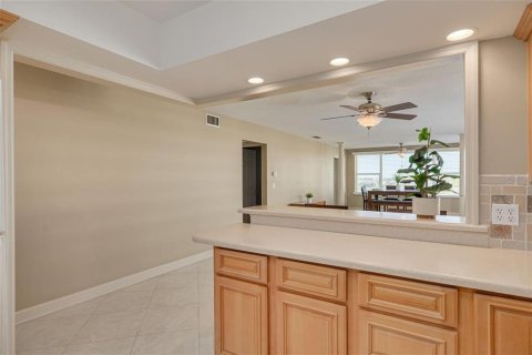 Condo in Belleair Bluffs, Florida, 2 bedrooms  № 2143172 - photo 8