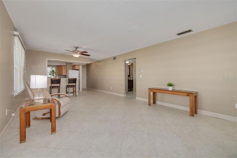 Condo in Belleair Bluffs, Florida, 2 bedrooms  № 2143172 - photo 9
