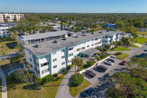Condo in Belleair Bluffs, Florida, 2 bedrooms  № 2143172 - photo 22