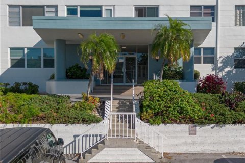 Condo in Belleair Bluffs, Florida, 2 bedrooms № 2143172