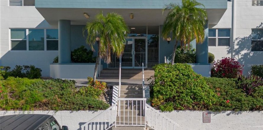Condo in Belleair Bluffs, Florida, 2 bedrooms  № 2143172