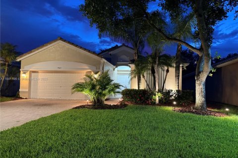 House in Lake Worth, Florida 3 bedrooms, 159.98 sq.m. № 1830353 - photo 2