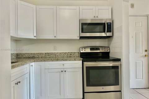 Снять в аренду кондоминиум в Майами, Флорида 2 спальни, 78.5м2, № 1988428 - фото 16