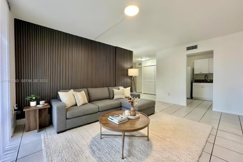 Снять в аренду кондоминиум в Майами, Флорида 2 спальни, 78.5м2, № 1988428 - фото 2