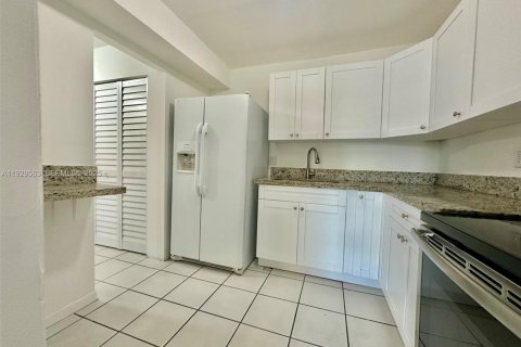 Снять в аренду кондоминиум в Майами, Флорида 2 спальни, 78.5м2, № 1988428 - фото 17