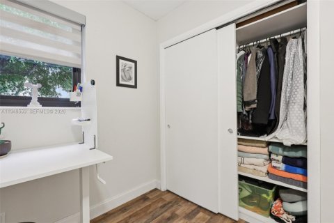 Villa ou maison à vendre à Hollywood, Floride: 4 chambres, 193.79 m2 № 2005356 - photo 21