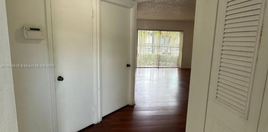 Condo in Doral, Florida, 1 bedroom  № 1816457