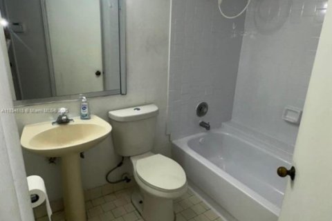 Condo in Doral, Florida, 1 bedroom  № 1816457 - photo 11