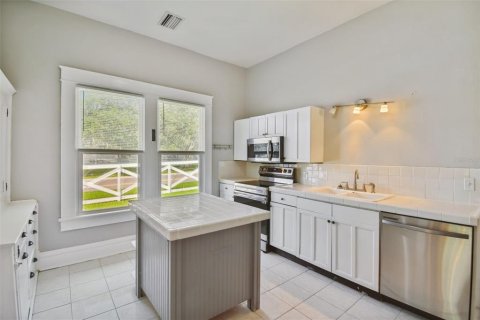 Casa en venta en Zephyrhills, Florida, 3 dormitorios, 234.11 m2 № 1908593 - foto 17