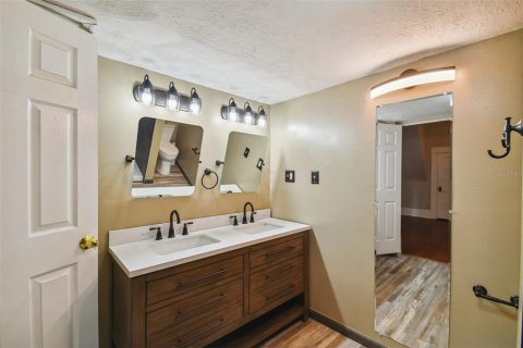 Casa en venta en Zephyrhills, Florida, 3 dormitorios, 234.11 m2 № 1908593 - foto 25