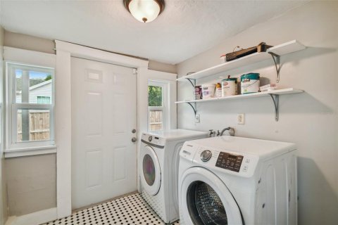 Casa en venta en Zephyrhills, Florida, 3 dormitorios, 234.11 m2 № 1908593 - foto 20