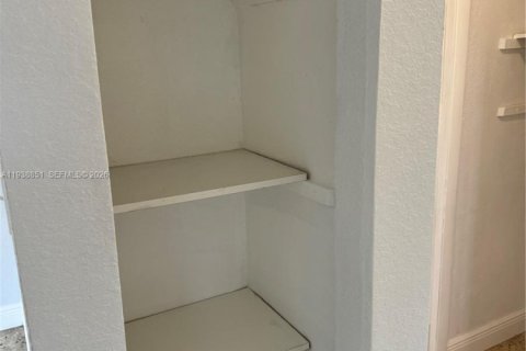 House in Miami, Florida 2 bedrooms, 383.41 sq.m. № 2002251 - photo 7