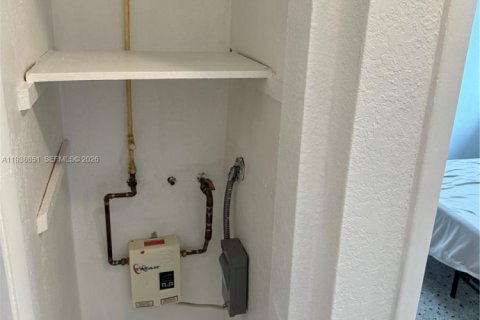 House in Miami, Florida 2 bedrooms, 383.41 sq.m. № 2002251 - photo 6