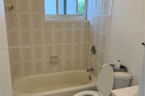 House in Miami, Florida 2 bedrooms, 383.41 sq.m. № 2002251 - photo 5