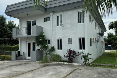 House in Miami, Florida 2 bedrooms, 383.41 sq.m. № 2002251 - photo 2