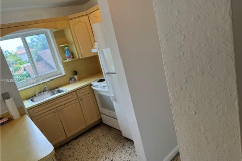 House in Miami, Florida 2 bedrooms, 383.41 sq.m. № 2002251 - photo 13