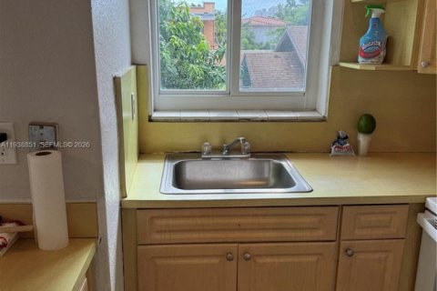 House in Miami, Florida 2 bedrooms, 383.41 sq.m. № 2002251 - photo 12