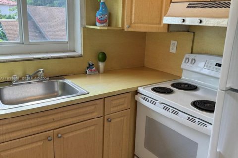 House in Miami, Florida 2 bedrooms, 383.41 sq.m. № 2002251 - photo 14