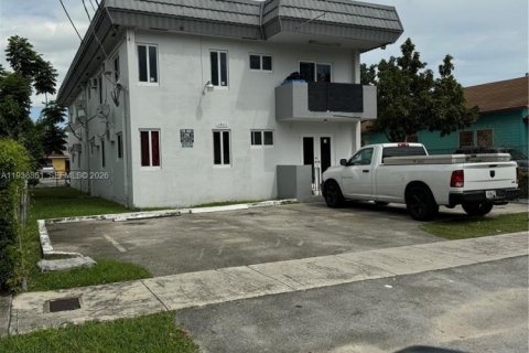 House in Miami, Florida 2 bedrooms, 383.41 sq.m. № 2002251