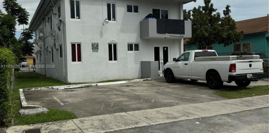 House in Miami, Florida 2 bedrooms, 383.41 sq.m. № 2002251