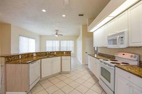 Villa ou maison à louer à Cape Coral, Floride: 3 chambres, 201.78 m2 № 1918009 - photo 6