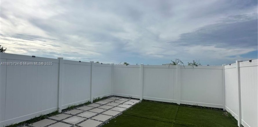 Casa en Florida City, Florida 3 dormitorios № 1926871