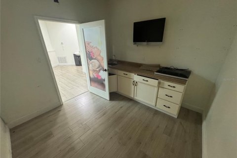 Снять в аренду коммерческую недвижимость в Спринг-Хилл, Флорида 92.9м2, № 2228156 - фото 6