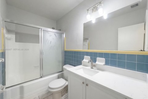 House in Miami, Florida 4 bedrooms, 155.43 sq.m. № 2044755 - photo 14