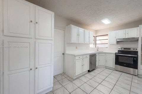 House in Miami, Florida 4 bedrooms, 155.43 sq.m. № 2044755 - photo 9