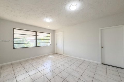 House in Miami, Florida 4 bedrooms, 155.43 sq.m. № 2044755 - photo 11